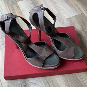 Ferragamo heels fits sizes 9.5-10